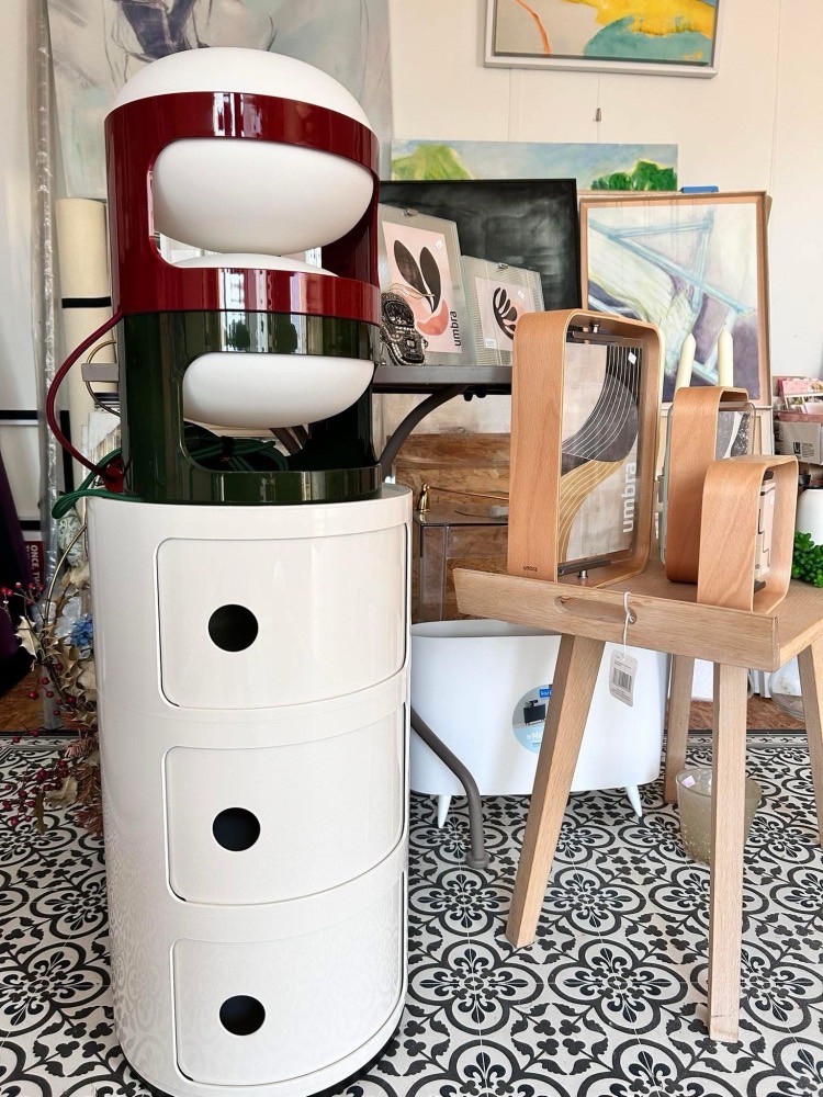Objets de décoration et œuvres exposés dans la boutique