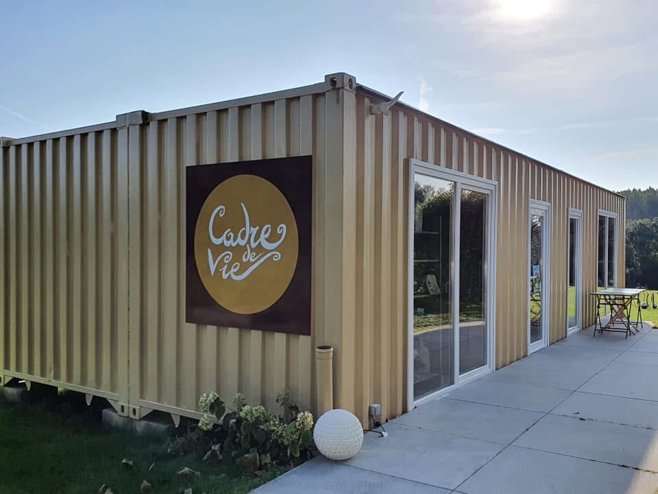 L'atelier Cadre de Vie, avec son enseigne sur la façade