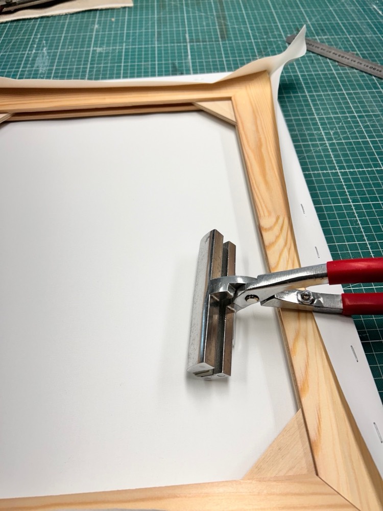 Mise d'une toile sur châssis à la pince